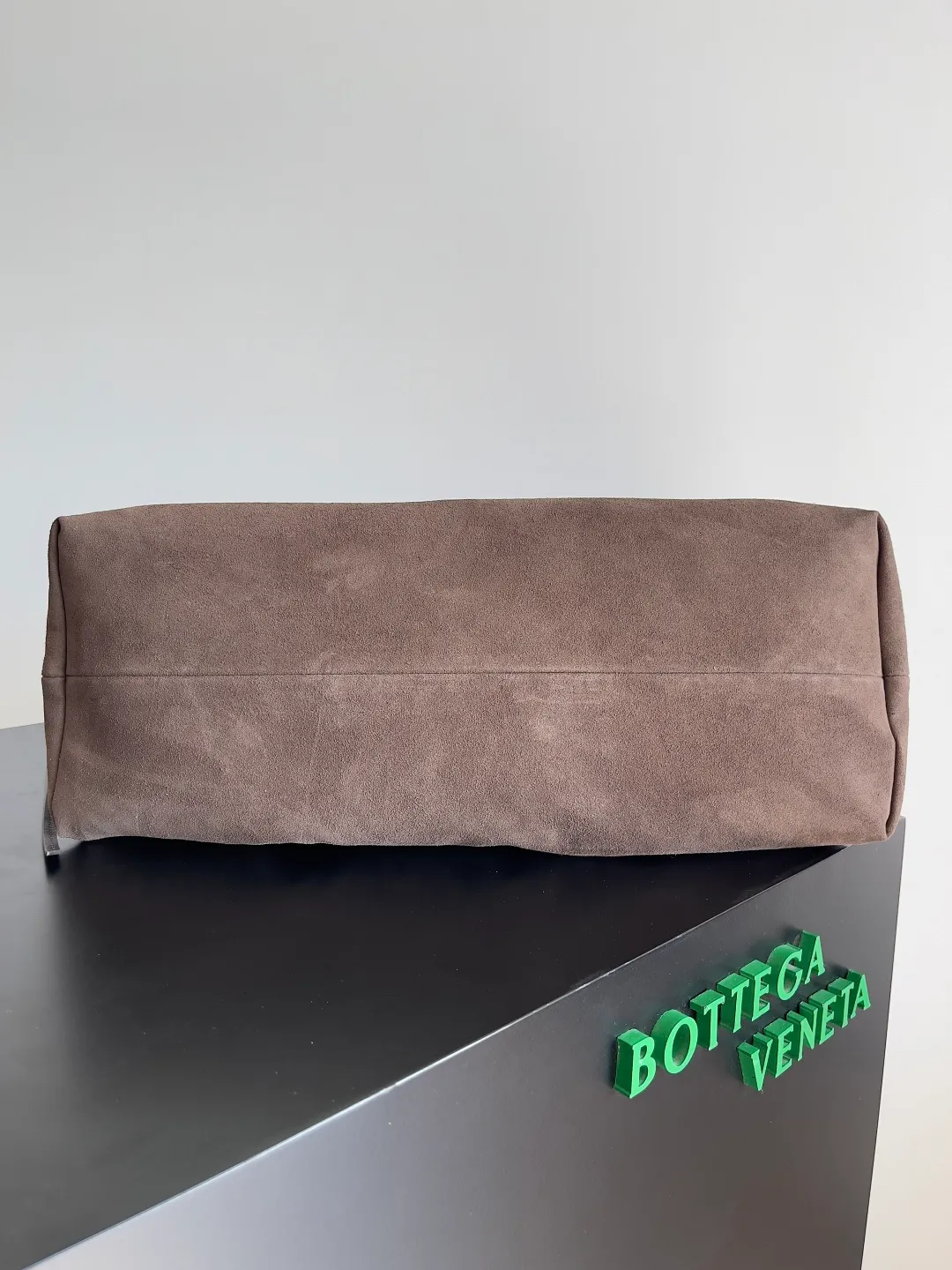 Batch 2660 Bottega Veneta 2025 new product PINACOTECA bag, iconic weaving process, skillfully crafted with 10mm Intrecciato process and equipped with suede lining. Four small strips of leather add character to the design and make the bag more stable. Relaxed yet sophisticated, casual yet refined, suede lining and double-sided design, suitable for shoulder and hand carry. The four straps can be adjusted into different shapes. One pack can be switched between two uses, easily integrating into your daily rhythm. Style number: 817166 Size: 43*23*17.5cm